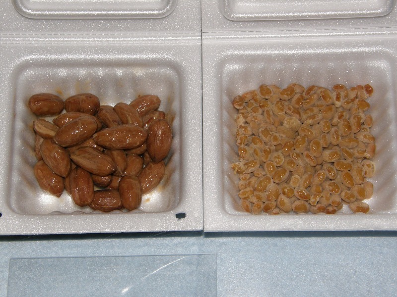 落花生納豆と大豆小粒納豆　大きさと色が違います